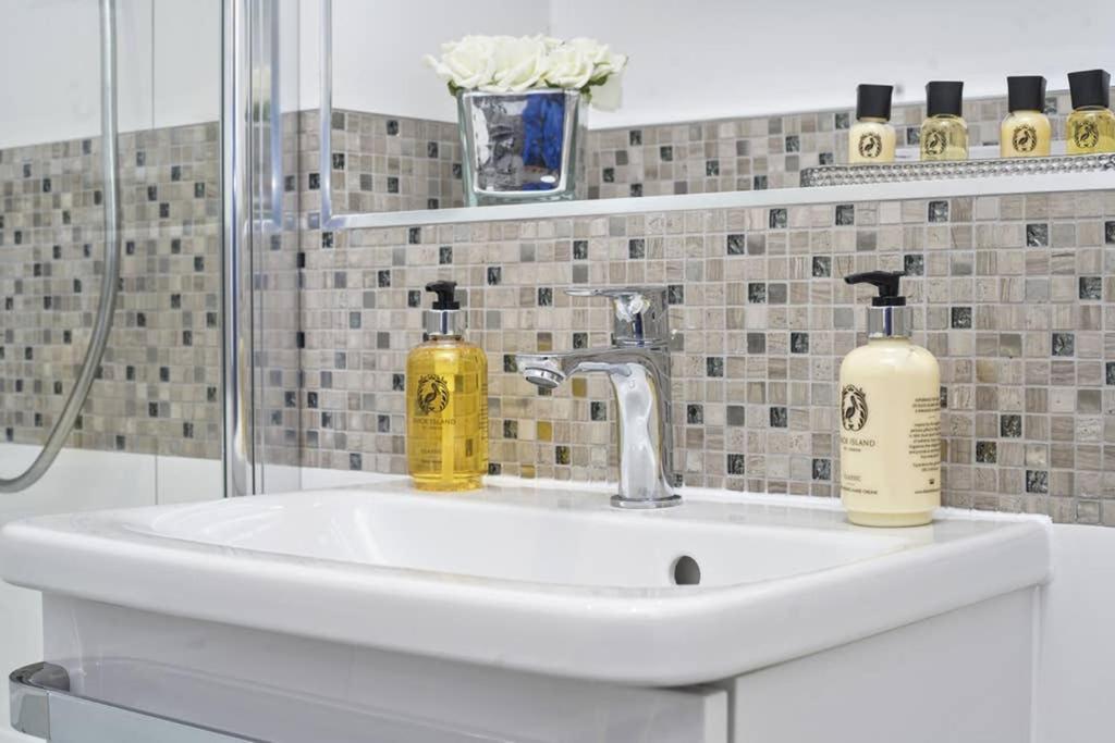 Flat 3 Bridge House Appartement Staines-upon-Thames Buitenkant foto
