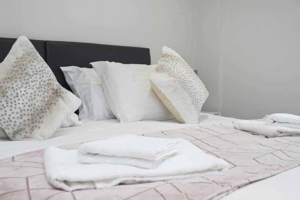 Flat 3 Bridge House Appartement Staines-upon-Thames Buitenkant foto